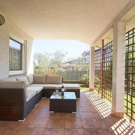 Haus Daniela Mit Ueberdachter Terrasse Und Pool Loborika