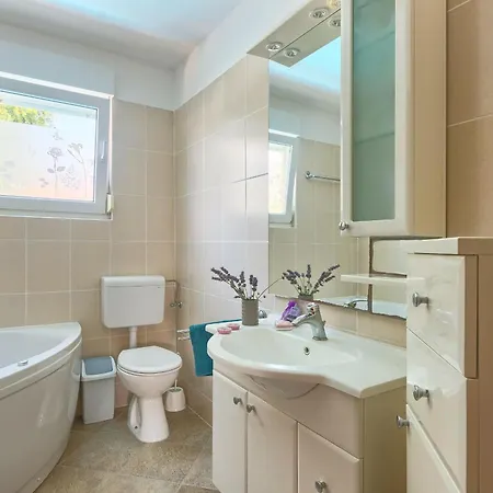 Haus Daniela Mit Ueberdachter Terrasse Und Pool 펜션