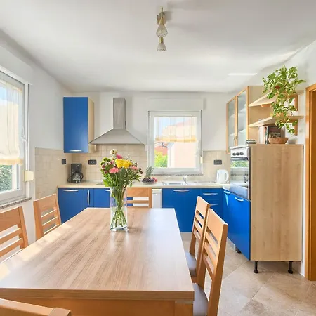 Haus Daniela Mit Ueberdachter Terrasse Und Pool 펜션