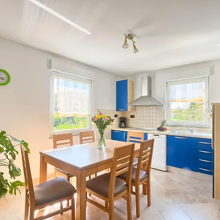 펜션 Haus Daniela Mit Ueberdachter Terrasse Und Pool