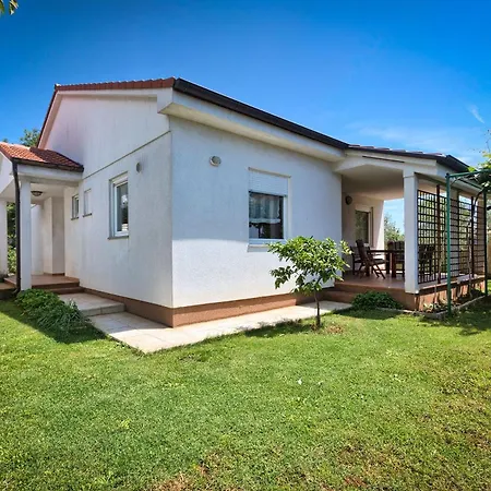 Haus Daniela Mit Ueberdachter Terrasse Und Pool 펜션