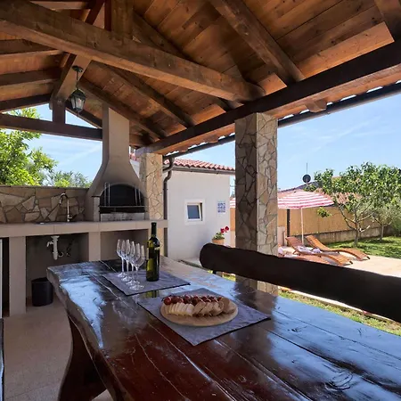 Haus Daniela Mit Ueberdachter Terrasse Und Pool 펜션
