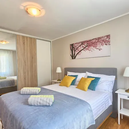 Haus Daniela Mit Ueberdachter Terrasse Und Pool 펜션 Loborika