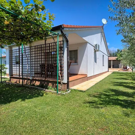 Haus Daniela Mit Ueberdachter Terrasse Und Pool 펜션 Loborika