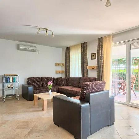 בית נופש Haus Daniela Mit Ueberdachter Terrasse Und Pool *
