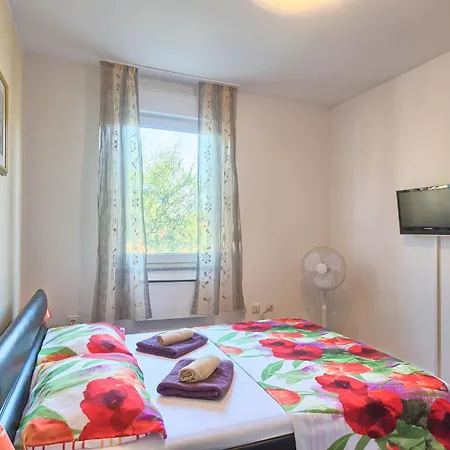 Haus Daniela Mit Ueberdachter Terrasse Und Pool * Loborika