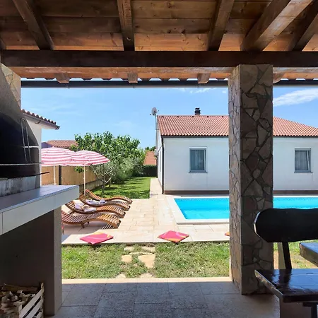 Haus Daniela Mit Ueberdachter Terrasse Und Pool בית נופש *